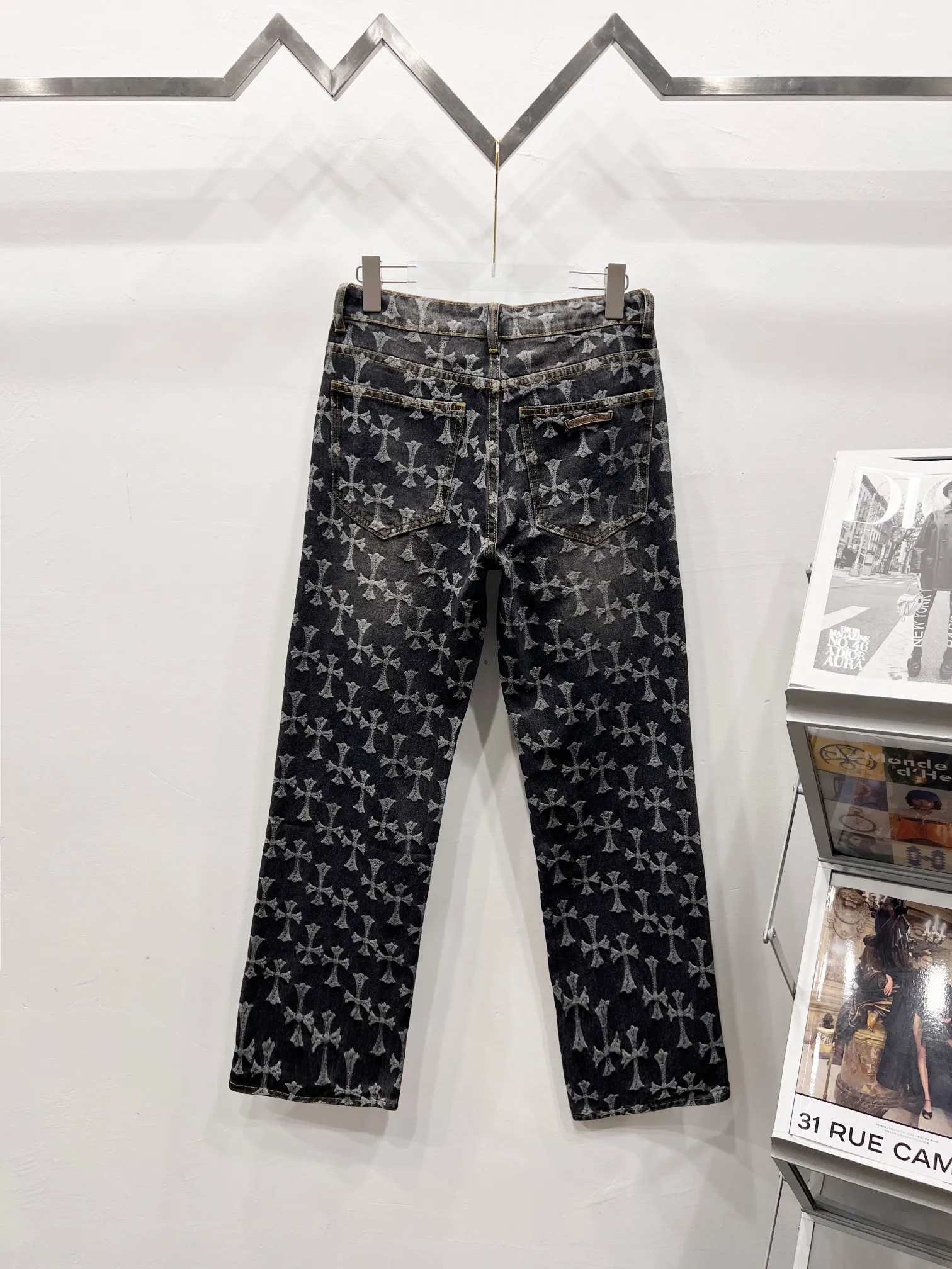 P230 Style No.: (r044) Chrome Hearts double-sided full logo jacquard dark pattern heavy-duty all-over printed cross jeans. The same style as the Internet celebrity star's cross-printed denim jacket. The unique cross design elements and all-over printing are full of design. It is made of 100% denim cotton fabric with heavy coarse yarn count, which ensures a stiff and tough silhouette while being soft, comfortable and breathable. The lapel is designed with silver buttons and is full of texture. The classic white cross logo is all over the dress, making it a perfect versatile style for spring and summer! Customized jacquard fabric, you can wear it in various styles. This gender-neutral shirt is a must-have for nightclubs. It can be worn as a jacket for both men and women. It can be easily worn by both men and women! The original loose version is made of high-quality pure cotton fabrics. The fabric pattern is high-definition and delicate without burrs. It is comfortable and breathable to wear. All the buttons are molded and customized. It is casual and fashionable and can be matched with any bottoms. It can be windproof and sunproof in spring and summer. It can be worn outside in autumn and winter! Easily concave shape makes you look slimmer and taller, perfect for both men and women! Customized main label, accessories, fully washable, whole body wiring, quality control, no heads!  Luxurious dark high street, Hollywood's luxury brand, 22SS's latest couple's leather cross short-sleeved T-shirts, all reflect their own unique style! Made of thick black cotton, goatskin appliqués, hand-sewn custom metal hardware, and silicone varnish printing, multiple materials collide to create a unique texture. It also incorporates ChromeHearts medieval-style Sanskrit fonts and classic horseshoes, creating a unique and charming dark texture under the graceful arcs and all-black shadows, full of artistic sense!